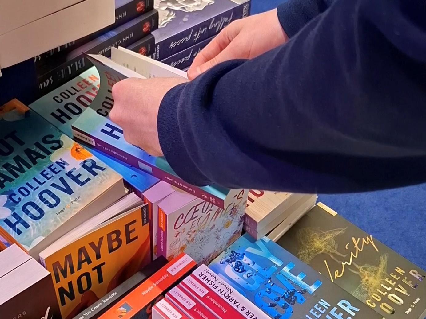 Chez les jeunes, le livre pas encore mis à l’index